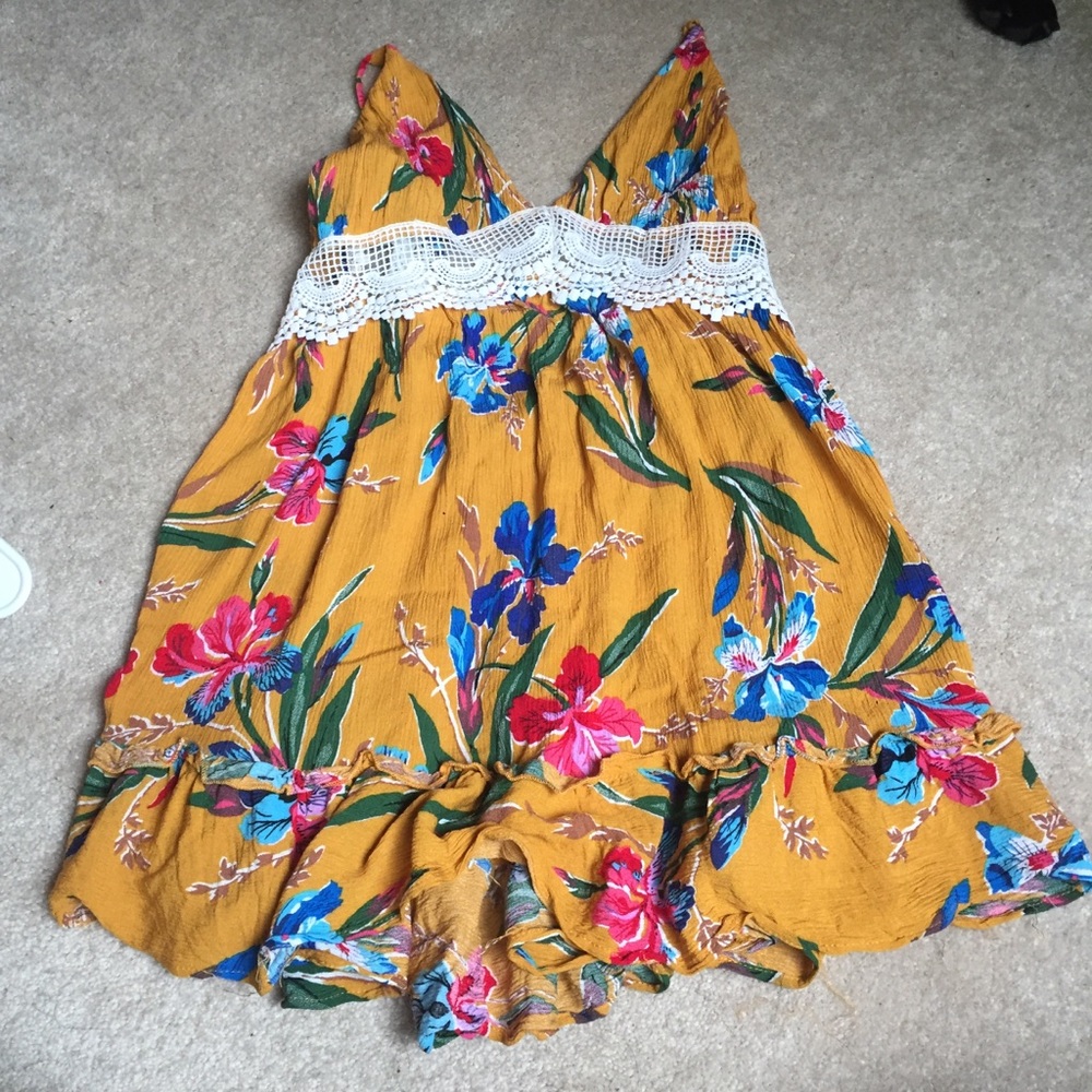 Tropical summer dress with lace and floral design